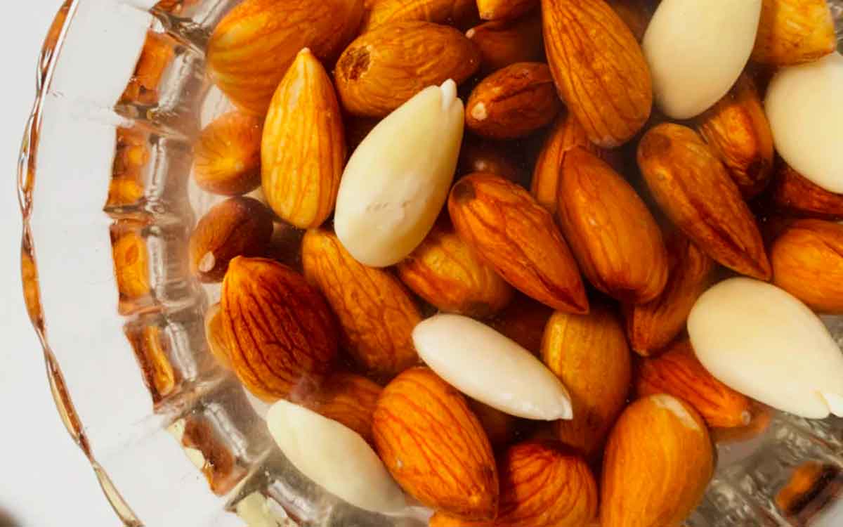 Soaked Almonds | బాదంప‌ప్పును నీటిలో నాన‌బెట్టి పొట్టు తీసిన త‌రువాతే తినాలి.. ఎందుకంటే..?