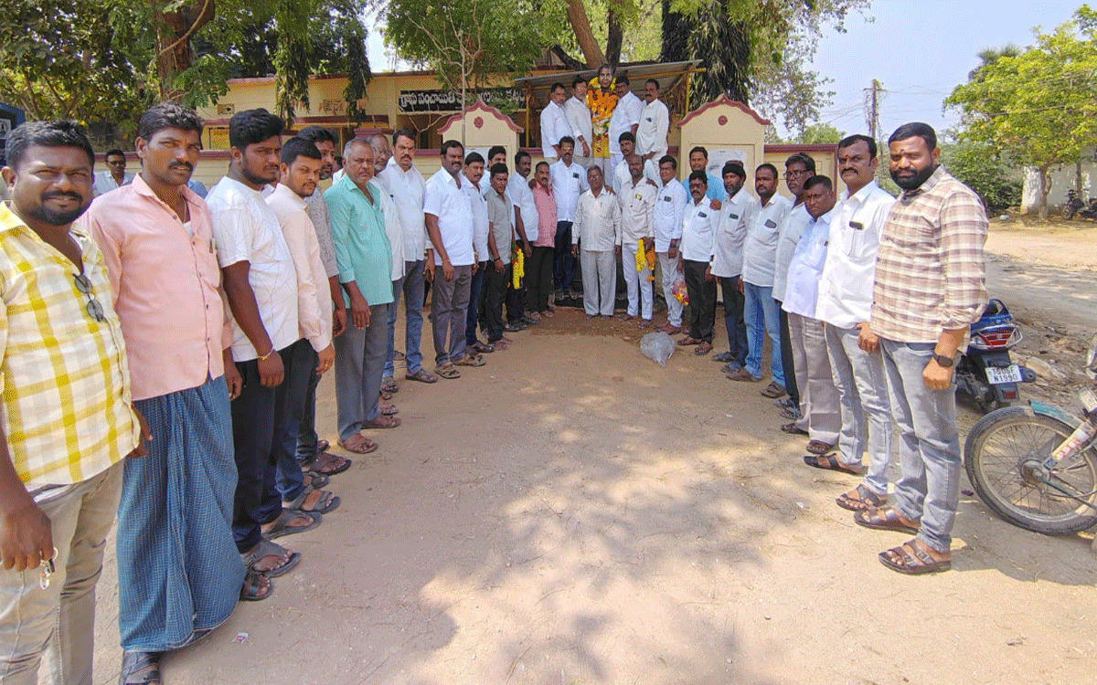 Kattangur : కాపుగంటి సోమన్న సేవలు మరువలేనివి : మాద యాదగిరి