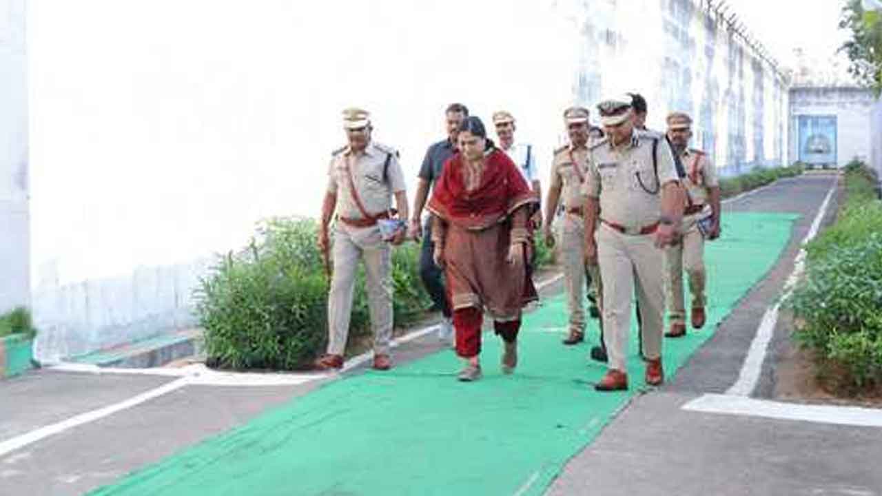 Soumya Mishra | జిల్లా జైలును సందర్శించిన జైళ్ల శాఖ డీజీ డాక్టర్ సౌమ్య మిశ్రా