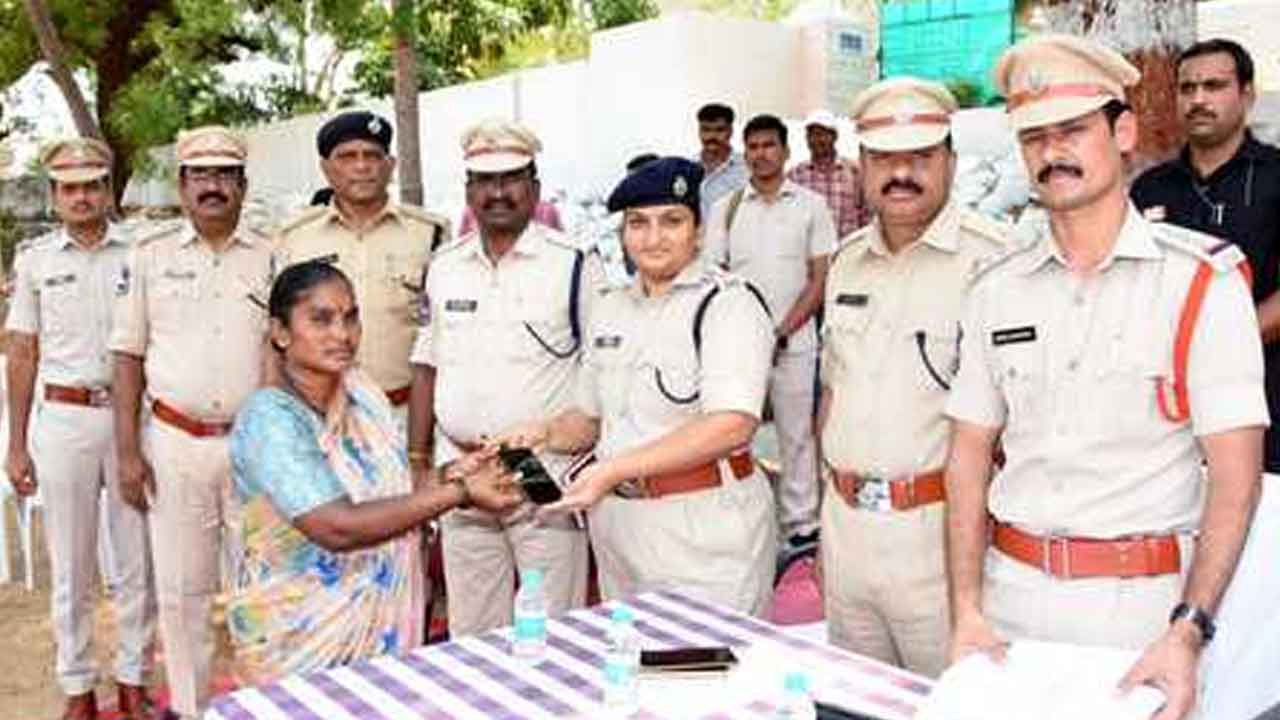 Phones Recovery | చోరీకి గురైన మొబైల్ ఫోన్ల రికవరీ.. బాధితులకు అప్పగించిన ఎస్పీ జానకి