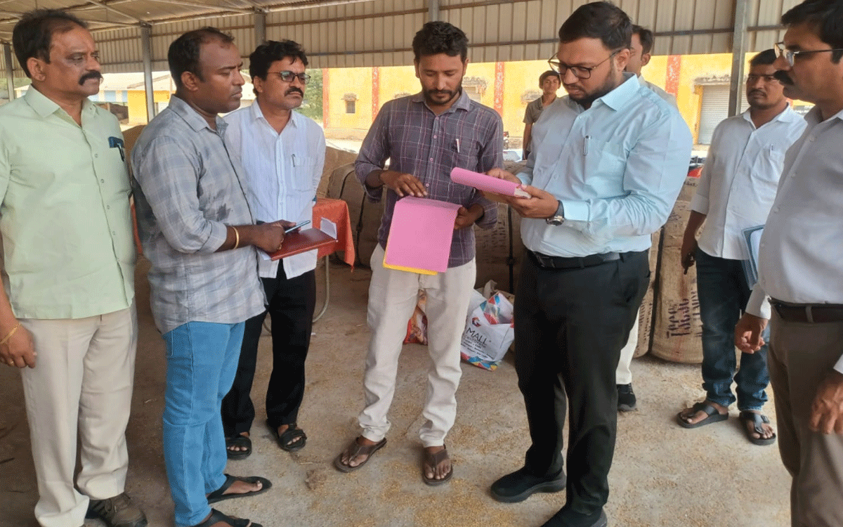 Nereducherla : ధాన్యం కొనుగోలు కేంద్రం నిర్వ‌హ‌ణ‌పై అసంతృప్తి.. అధికారుల‌పై సూర్యాపేట క‌లెక్ట‌ర్ ఆగ్ర‌హం
