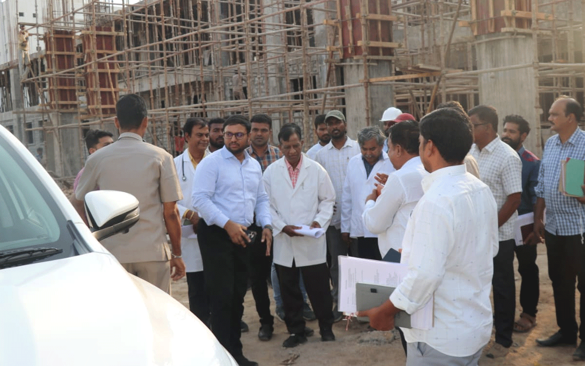 Suryapet : ఆస్పత్రి భవన నిర్మాణాన్ని త్వరగా పూర్తి చేయాలి : కలెక్టర్ తేజస్ నంద్లాల్ పవార్