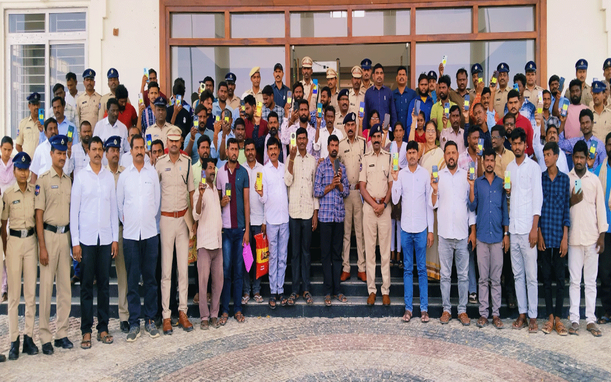 Suryapet : సూర్యాపేట జిల్లాలో రూ.22 లక్షల విలువైన ఫోన్లు రిక‌వ‌రీ.. బాధితుల‌కు అప్ప‌గింత
