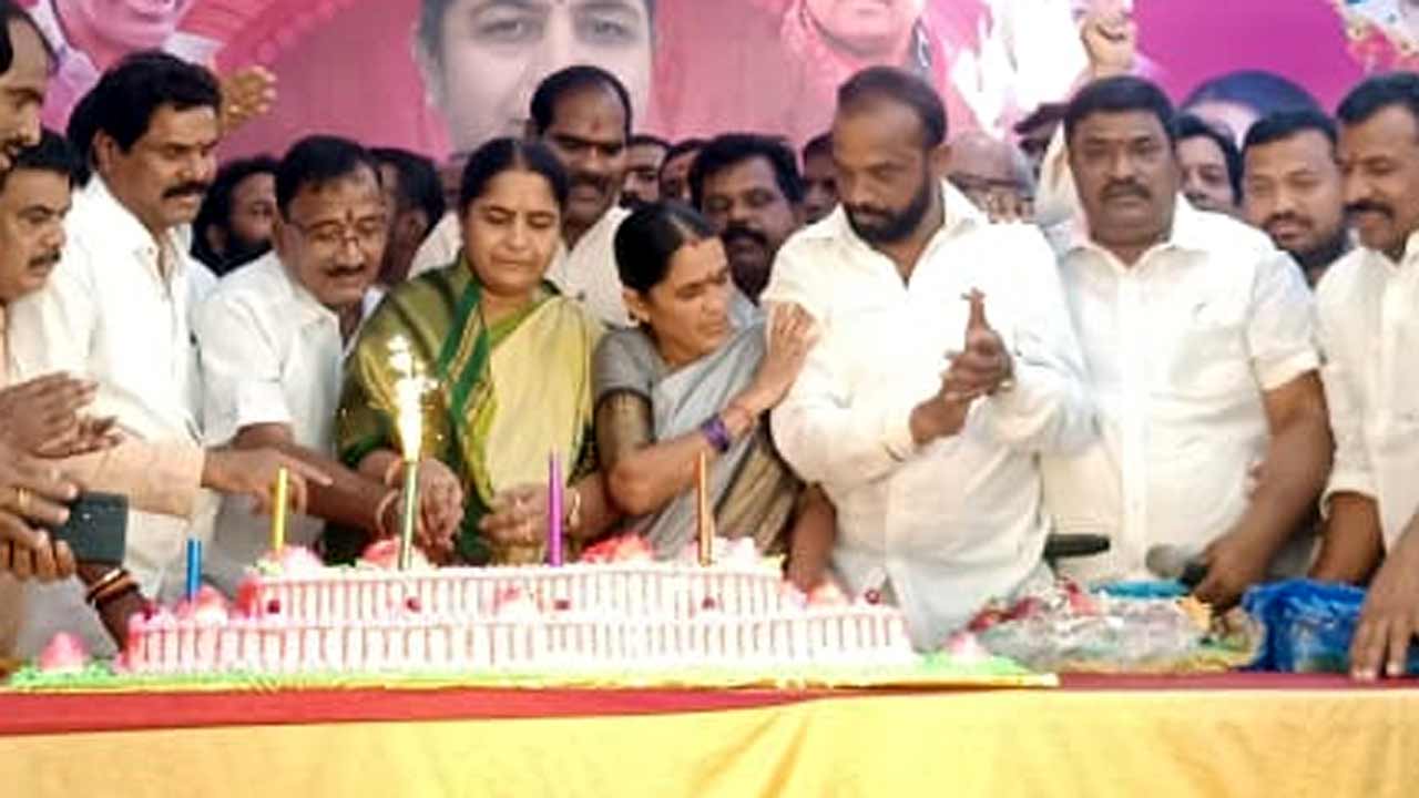 Sunitha Laxma Reddy | కార్యకర్తలే నాకు దైవంతో సమానం.. బర్త్‌ డే వేడుకల్లో ఉద్వేగానికి లోనైన సునీతా లక్ష్మారెడ్డి