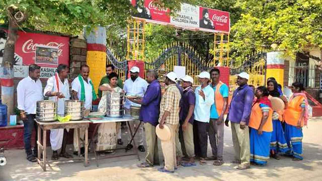 Suvarna | వడదెబ్బ తగలకుండా పారిశుద్ధ్య కార్మికులు జాగ్రత్తలు తీసుకోవాలి