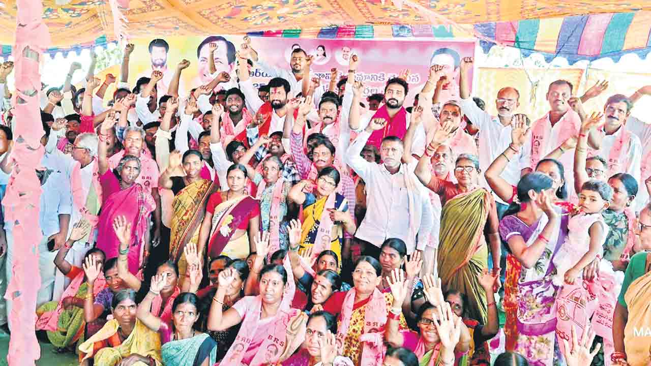 కేసీఆర్‌ అన్నం పెట్టిండు.. కాంగ్రెస్‌ నీళ్లయినా ఇస్తలేదు