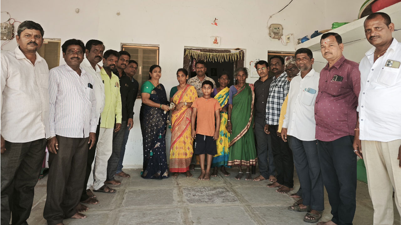 Marikal | గొప్ప మ‌న‌సు చాటుకున్న ‘ప‌ది’ మిత్రులు.. స్నేహితుడి కుటుంబానికి ఆర్థిక సాయం