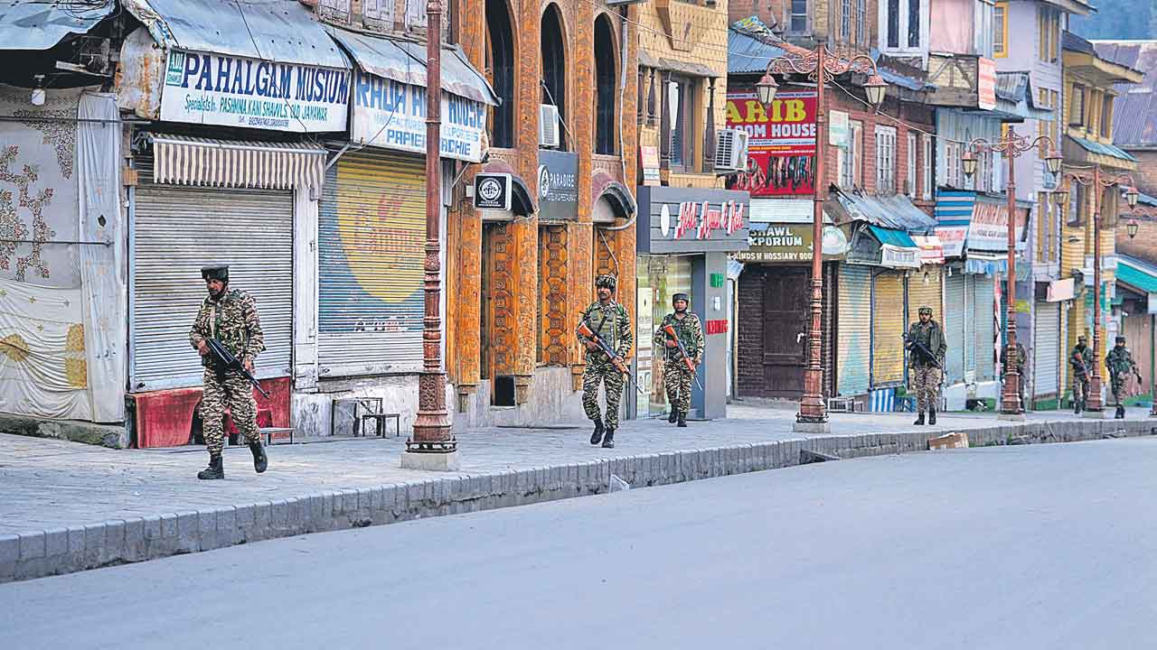 Kashmir | పహల్గాం దాడికి నిరసన.. 35 ఏండ్లలో తొలిసారిగా కశ్మీర్‌ లోయ షట్‌డౌన్‌