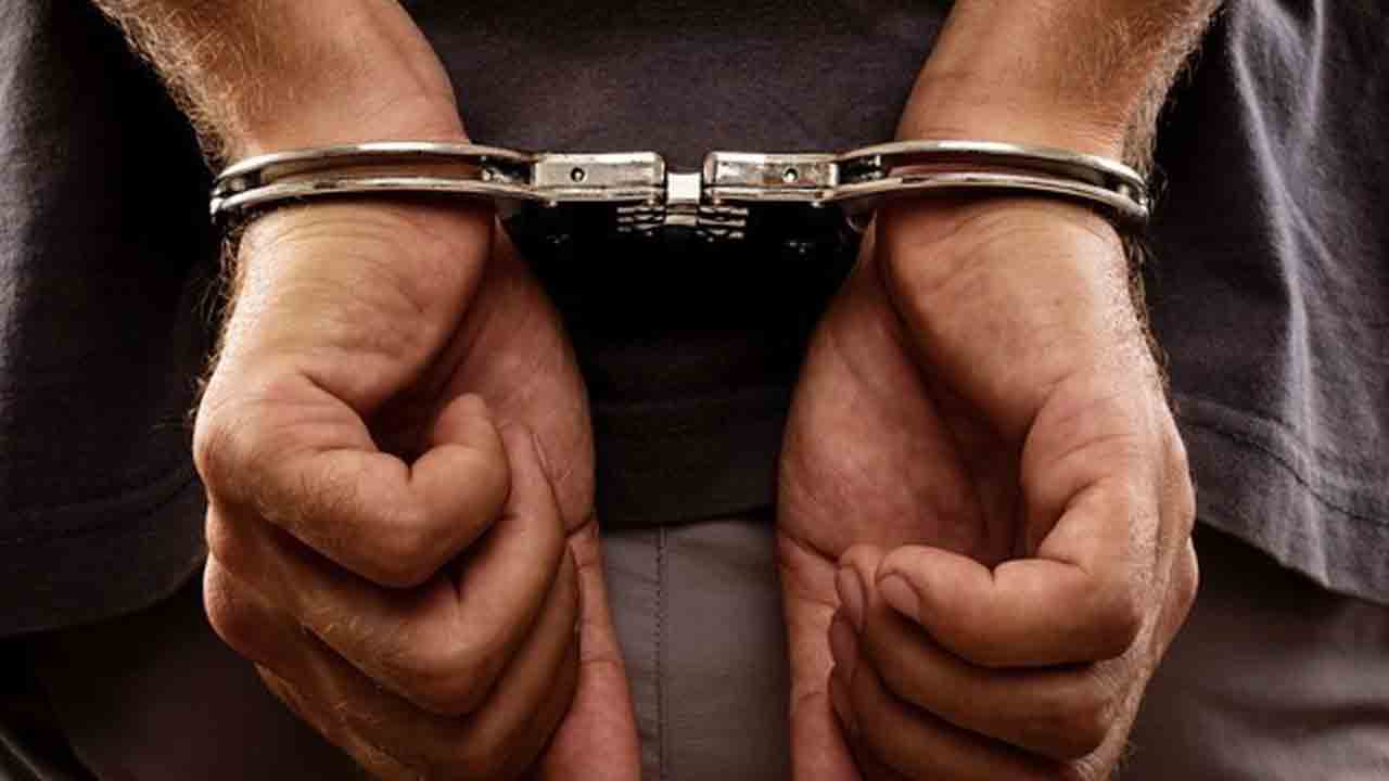 రైళ్లలో సెల్‌ఫోన్ల దొంగతనాలు.. యువకుడు అరెస్టు