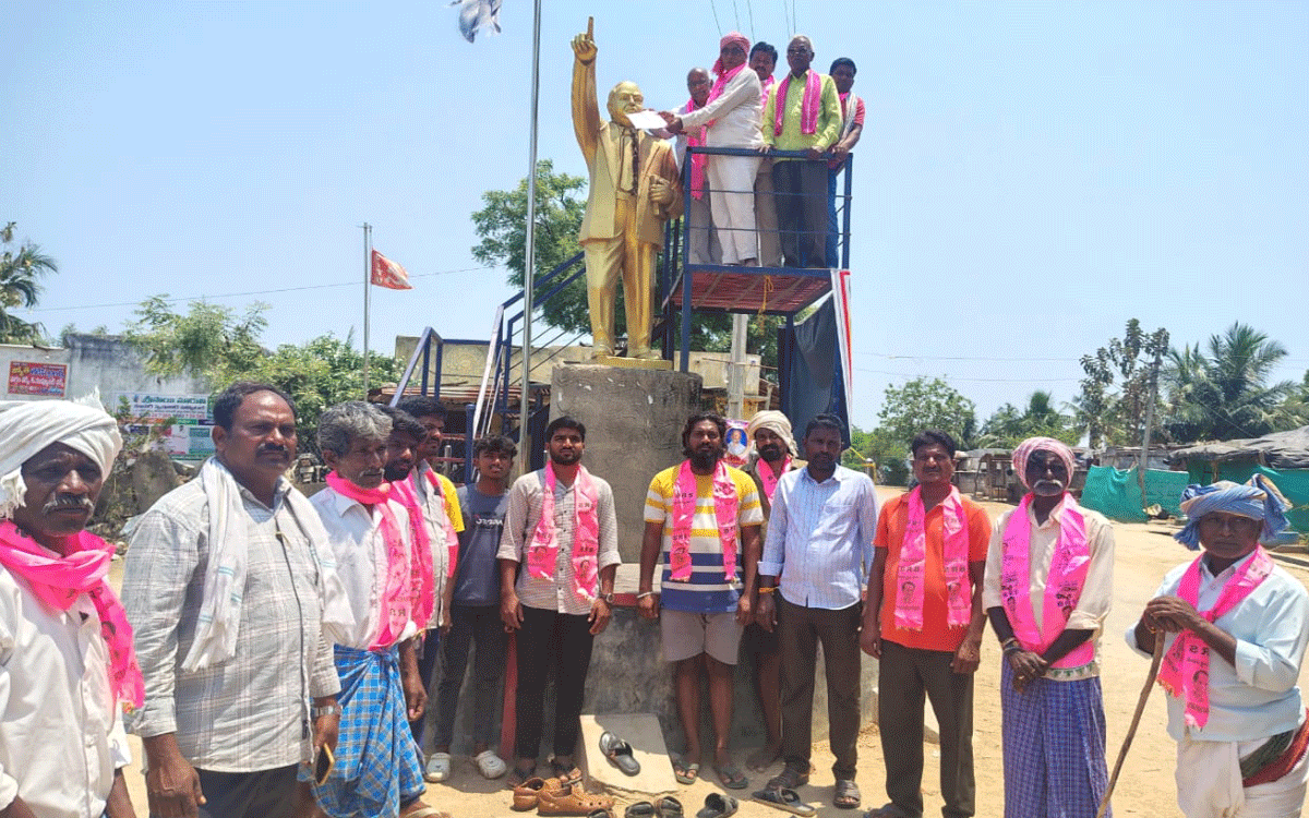 BRS : ఆరు గ్యారంటీలు అమలు చేయాలని అంబేద్కర్ విగ్రహానికి వినతి