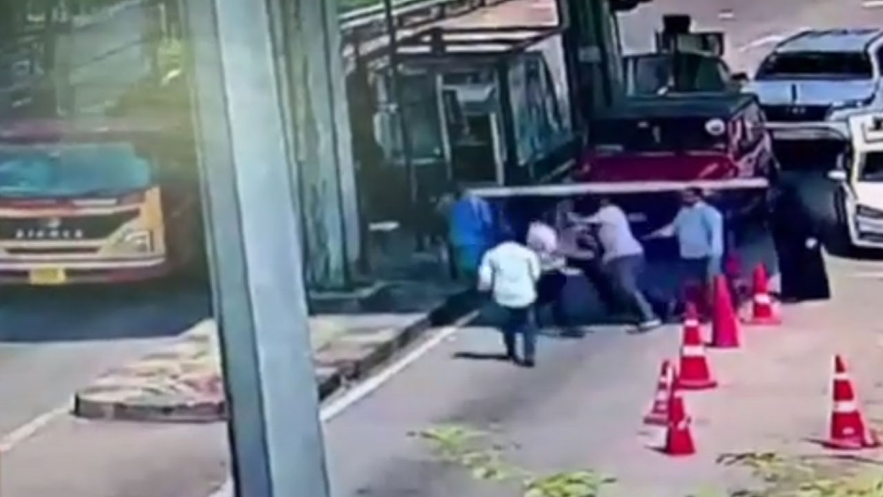 Hyderabad | నన్నే టోల్ అడుగుతారా.. ఓఆర్‌ఆర్‌ టోల్‌ సిబ్బందిపై ప్రభుత్వ ఉద్యోగి దాడి