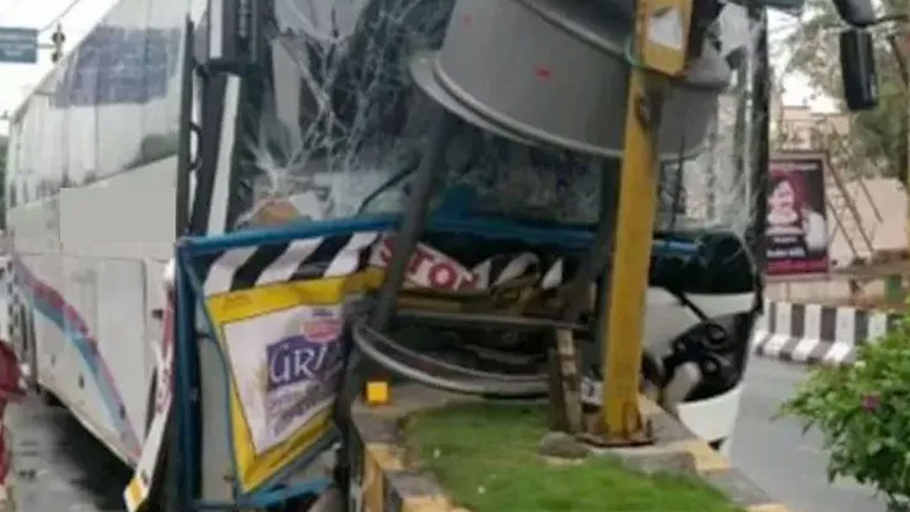 Toopran | రన్నింగ్‌లో ఉండగా ఊడిన టైర్లు.. ప్రైవేటు బస్సుకు తప్పిన ప్రమాదం