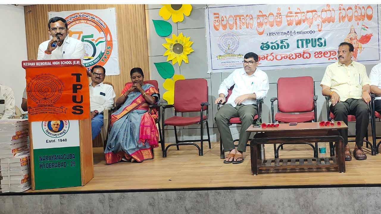 పేద విద్యార్థులకు ఉచితంగా స్టడీ మెటీరియల్ పంపిణీ