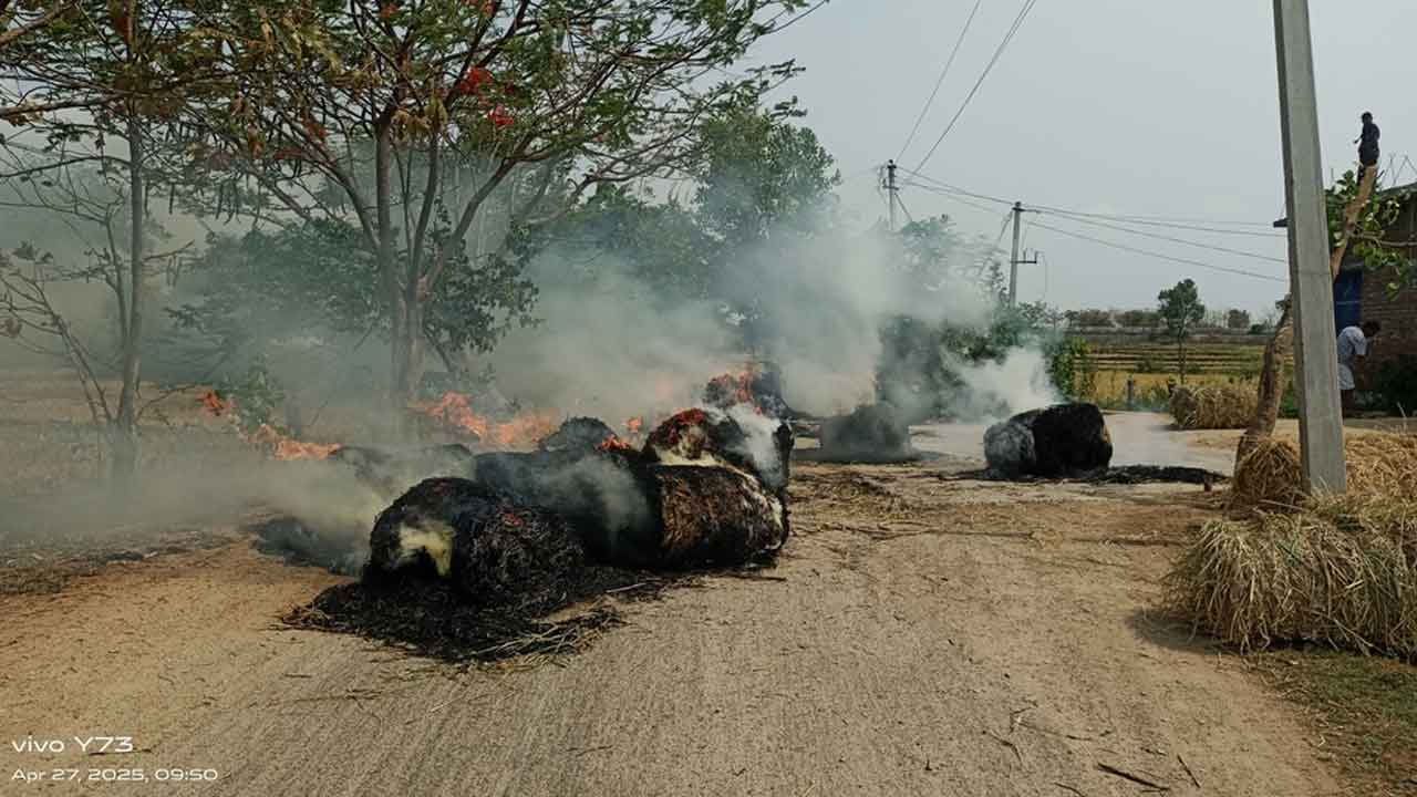 Narsapur | గడ్డిలోడుతో వెళ్తున్న ట్రాక్టర్‌లో చెలరేగిన మంటలు..తృటిలో తప్పిన పెను ప్రమాదం