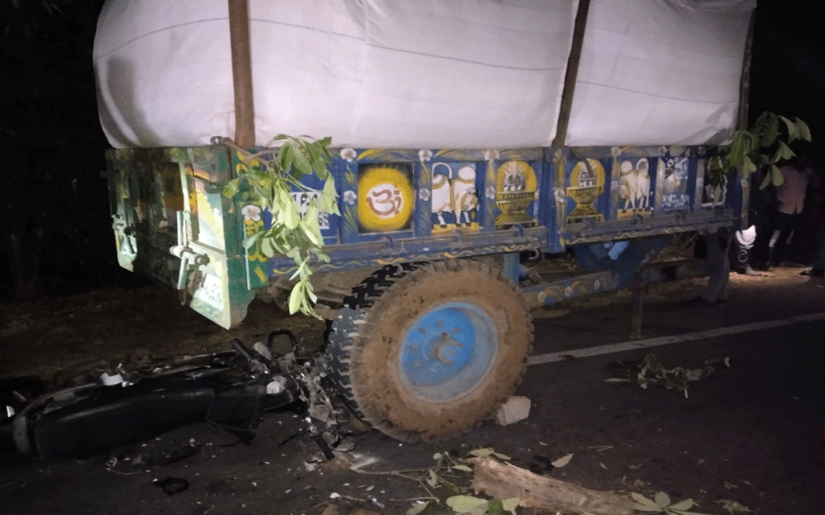 Road Accident : రోడ్డుపై నిలిపి ఉన్న‌ ట్రాక్టర్ ట్రక్కును ఢీకొని ఇద్ద‌రు మృతి