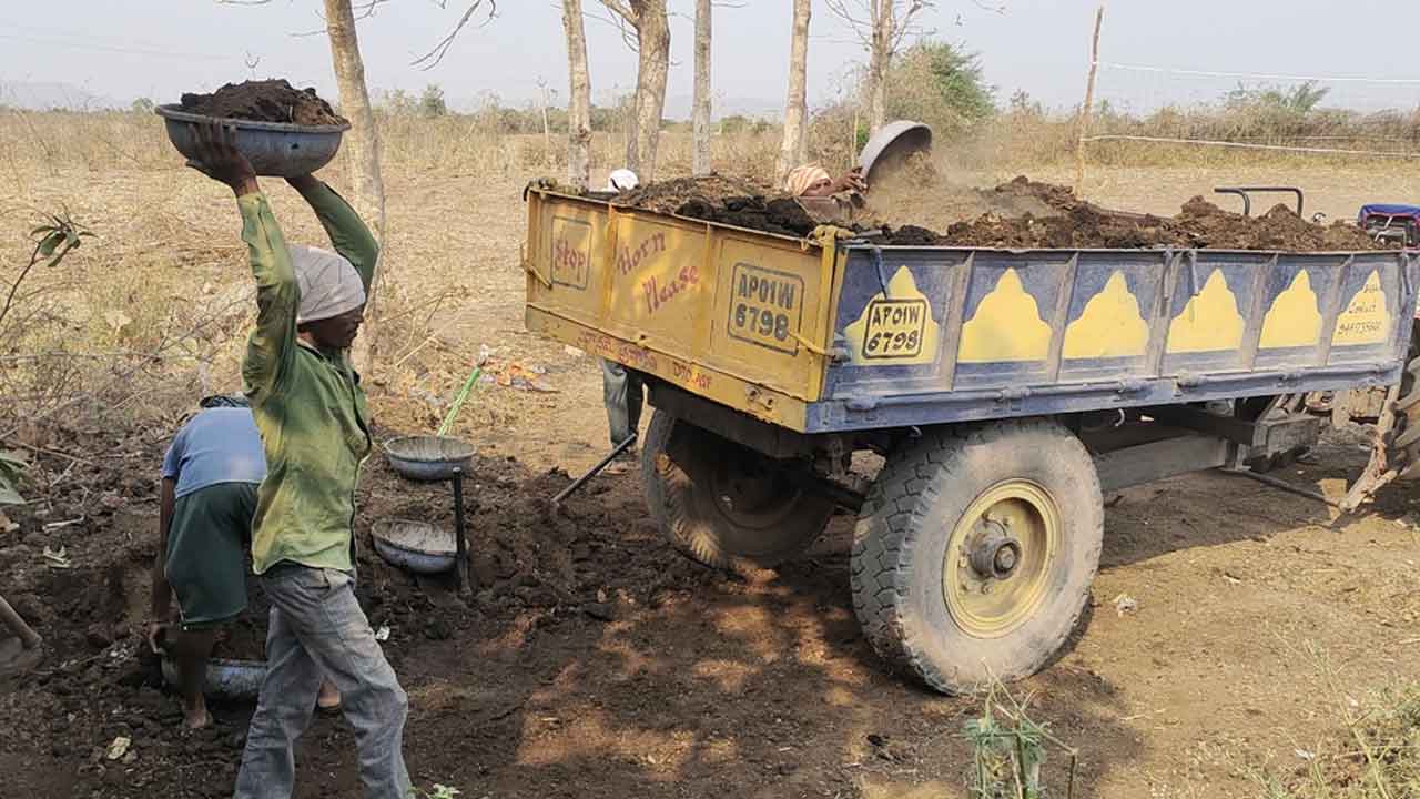 Organic fertilizers | సేంద్రియ ఎరువులపై రైతుల ఆసక్తి.. సాగు పనుల్లో జోరుపెంచిన అన్నదాతలు
