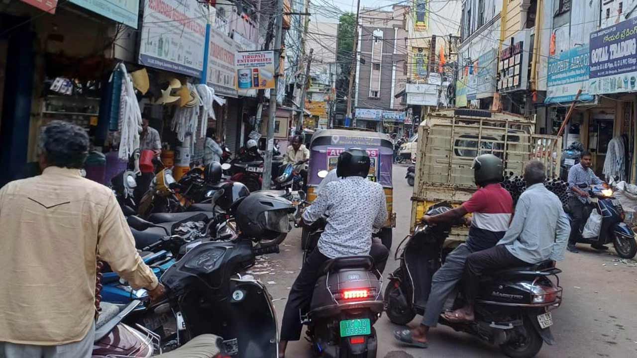 Traffic Problem | రాణిగంజ్‌లో నిత్యం ట్రాఫిక్‌ తిప్పలు.. అవస్థలు పడుతున్న వాహనదారులు