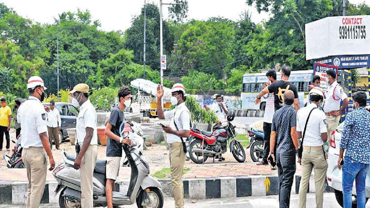 ట్రాఫిక్‌ నియంత్రణ గాలికి..!