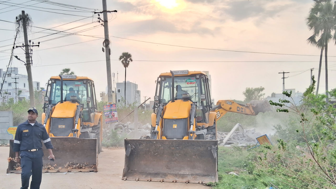 HYDRA | రాకపోకలకు అడ్డుగా ఫ్రీ కాస్ట్ గోడ.. కూల్చేసిన హైడ్రా