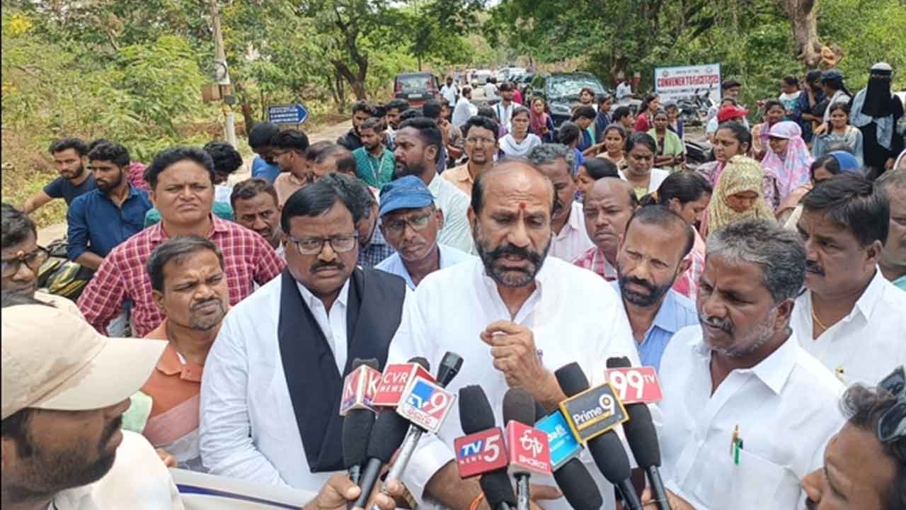 Contract teachers | కాంట్రాక్ట్ అధ్యాపకుల రెగ్యులరైజేషన్‌ కోసం యూజీసీతో చర్చిస్తాం