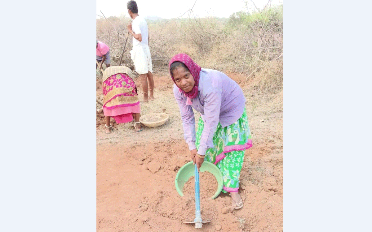 Rajapet : ఉపాధి హామీ కూలీగా మాజీ సర్పంచ్ విజయ