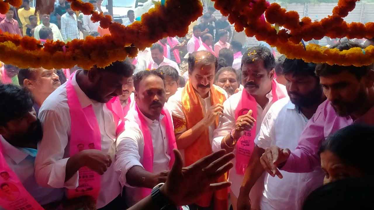 నాలుగో డివిజన్‌లో బీఆర్ఎస్ కార్యాలయం ప్రారంభం