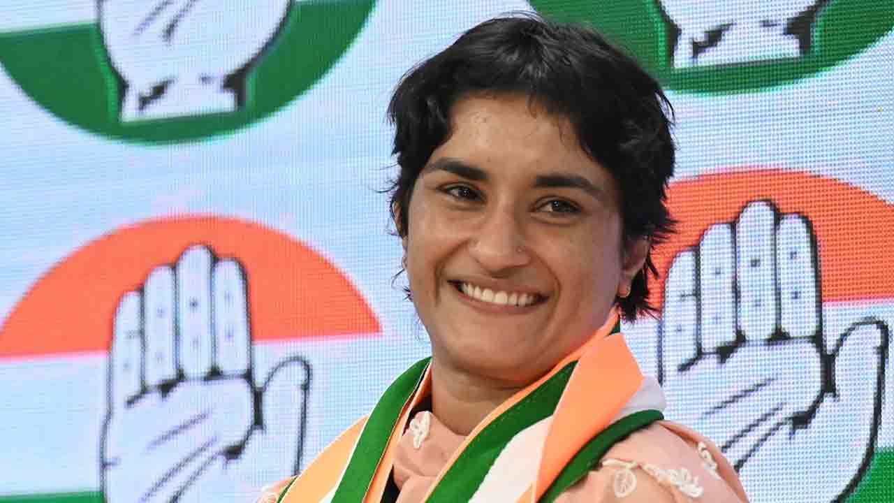 Vinesh Phogat | డ‌బ్బుకు ఆశ‌ప‌డే మ‌నిషిని కాదు.. కానీ, 4 కోట్లు ఎందుకు తీసుకున్నానంటే..!