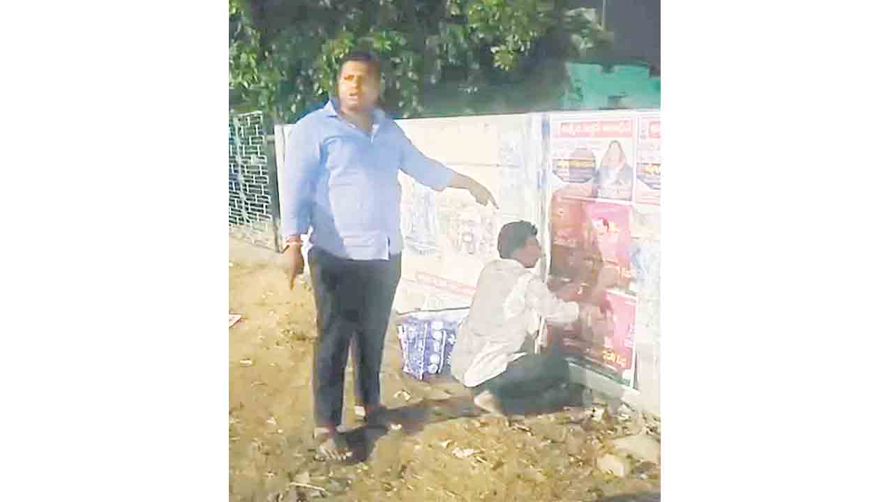 బీఆర్ఎస్ పోస్టర్ల చించివేత
