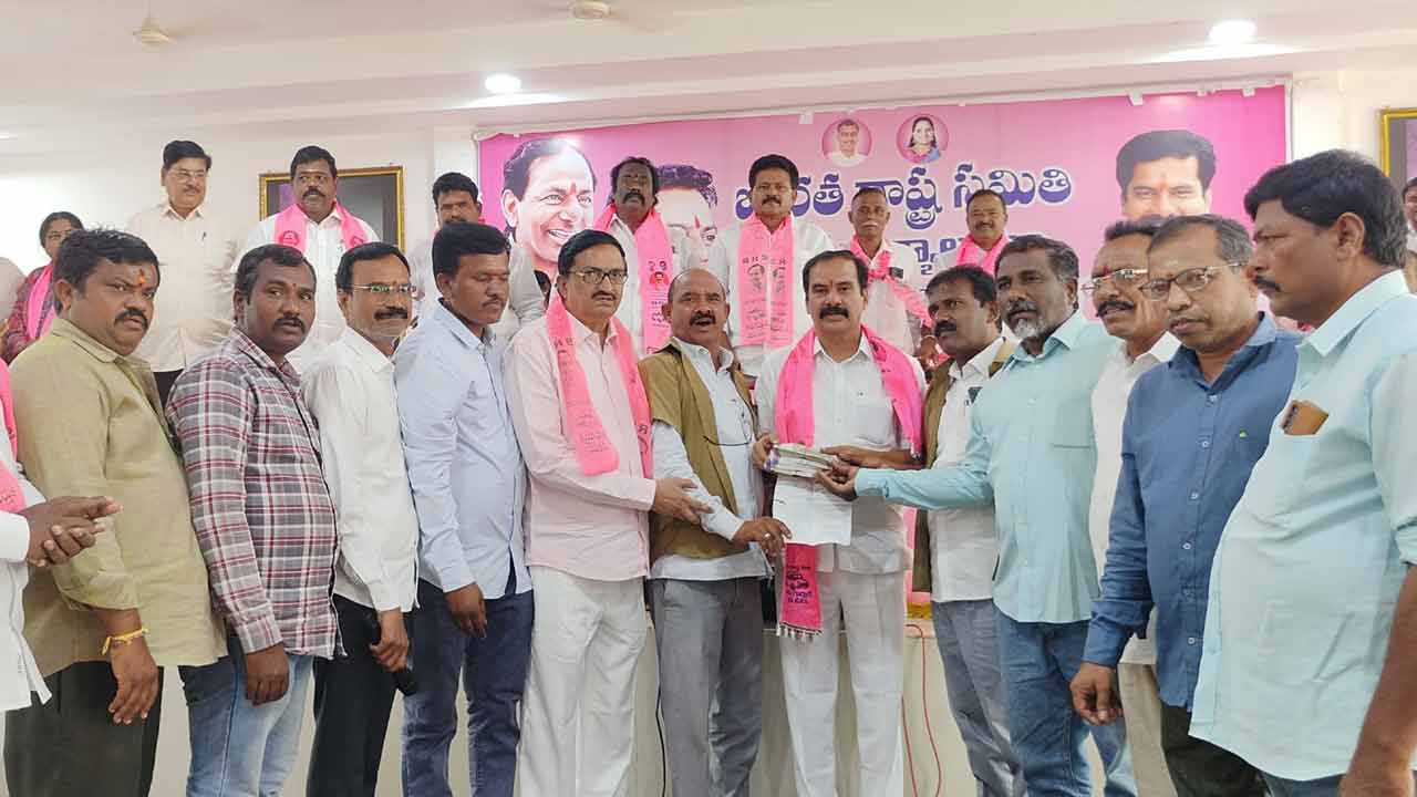 Warangal | బీఆర్ఎస్ ర‌జ‌తోత్స‌వ స‌భ‌కు ఆటో డ్రైవ‌ర్లు ల‌క్షా నూట ప‌ద‌హార్ల విరాళం
