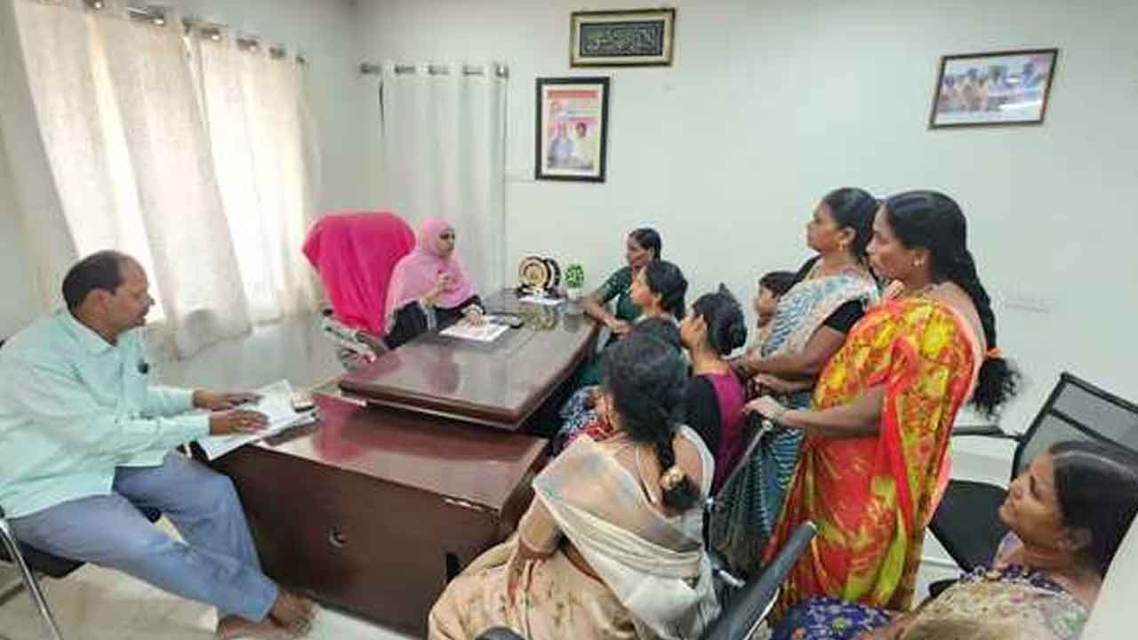 Drinking water | తాగునీటి సమస్యను పరిష్కరించాలని మహిళల వేడుకోలు