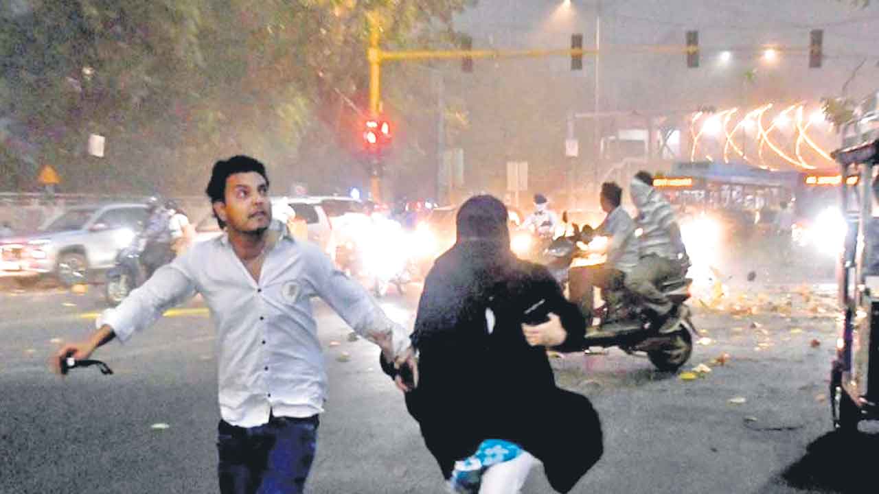 ఢిల్లీలో సుడిగాలుల బీభత్సం.. 205 విమానాలు ఆలస్యం