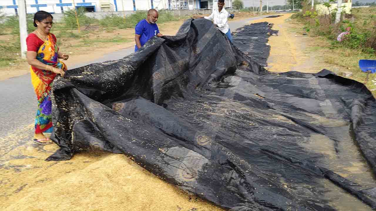 అకాల వర్షం.. తడిసిన ధాన్యం