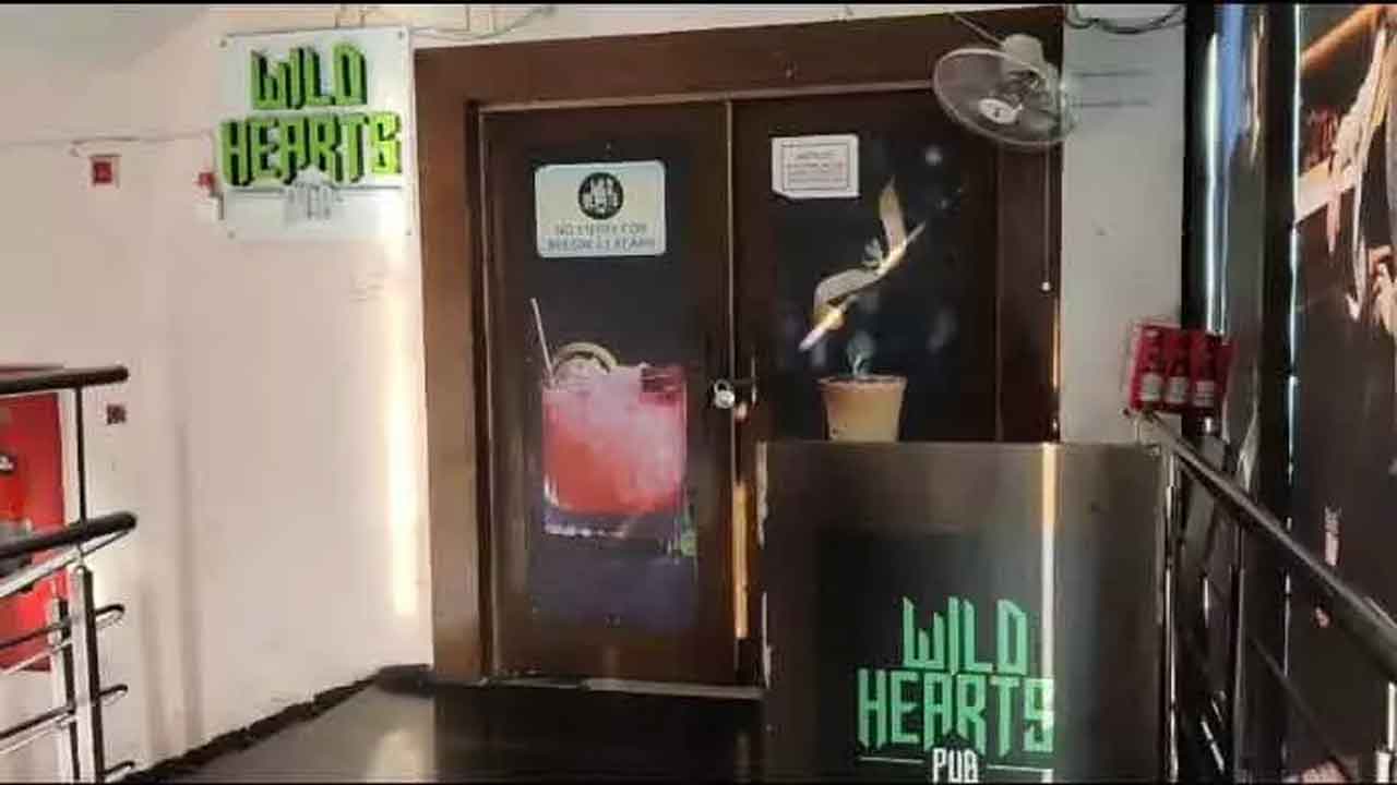 పబ్‌లో అశ్లీల నృత్యాలు..