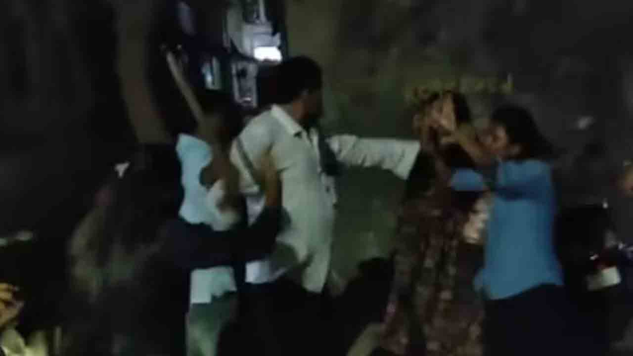 excuse me |  ‘ఎక్స్‌క్యూజ్‌మీ..’.. మరాఠీలో మాట్లాడలేదని ఇద్దరు మహిళలపై దాడి