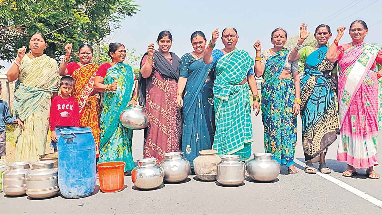 ఖాళీ బిందెలతో రోడ్డెక్కిన మహిళలు