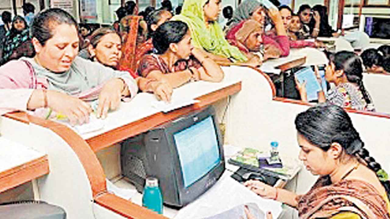 Bank Accounts | బ్యాంకు ఖాతాదారుల్లో 39 శాతం మంది మహిళలే..