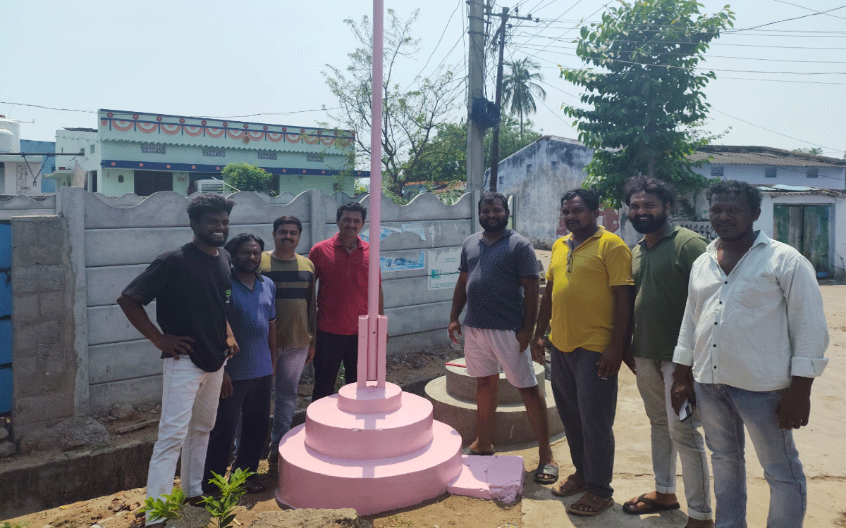 Yellandu : గులాబీ జెండాల ఆవిష్క‌ర‌ణ‌కు గ‌ద్దెలు ముస్తాబు