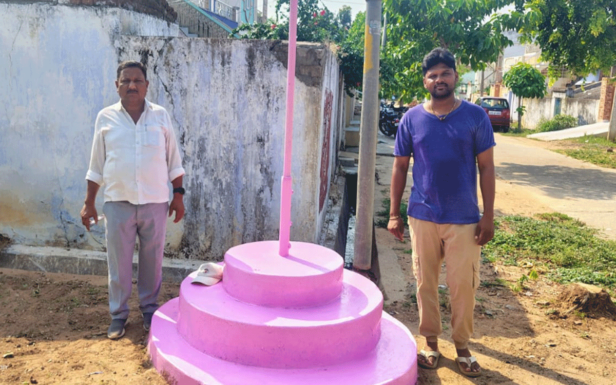 Yellandu : గులాబీ జెండాల ఆవిష్క‌ర‌ణ‌కు గ‌ద్దెలు ముస్తాబు