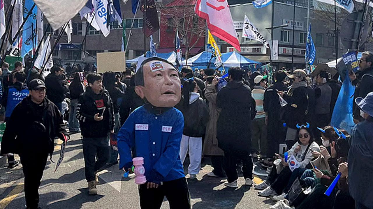 Yoon Suk Yeol: ద‌క్షిణ‌కొరియా దేశాధ్య‌క్షుడిని ప‌ద‌వి నుంచి తొల‌గిస్తూ రాజ్యాంగ కోర్టు ఆదేశాలు