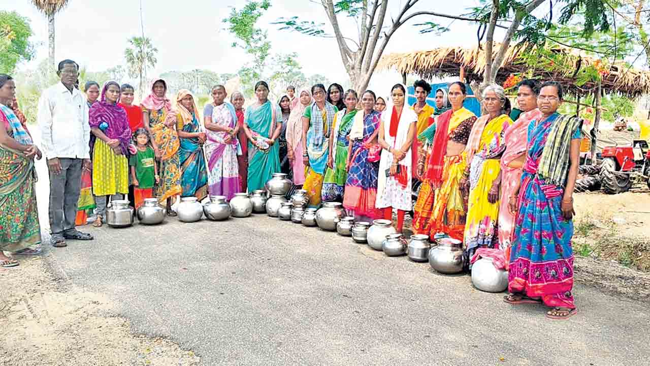 తాగునీటి కోసం రోడ్డెక్కిన మహిళలు