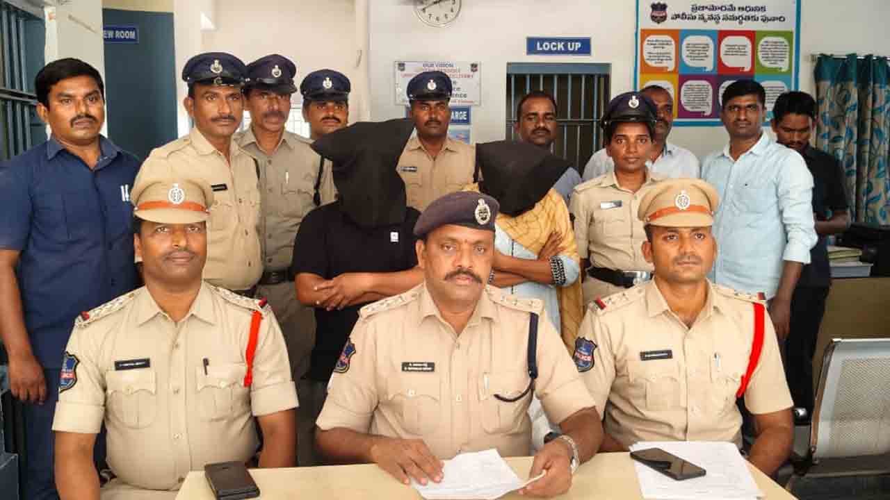 ఉద్యోగాలిప్పిస్తామని డబ్బులు వసూలు