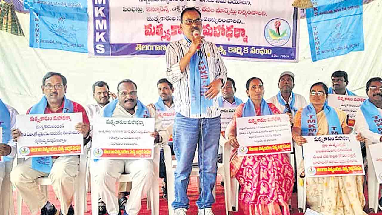 మత్స్యకారులకు ఉపాధి భద్రత కల్పించాలి