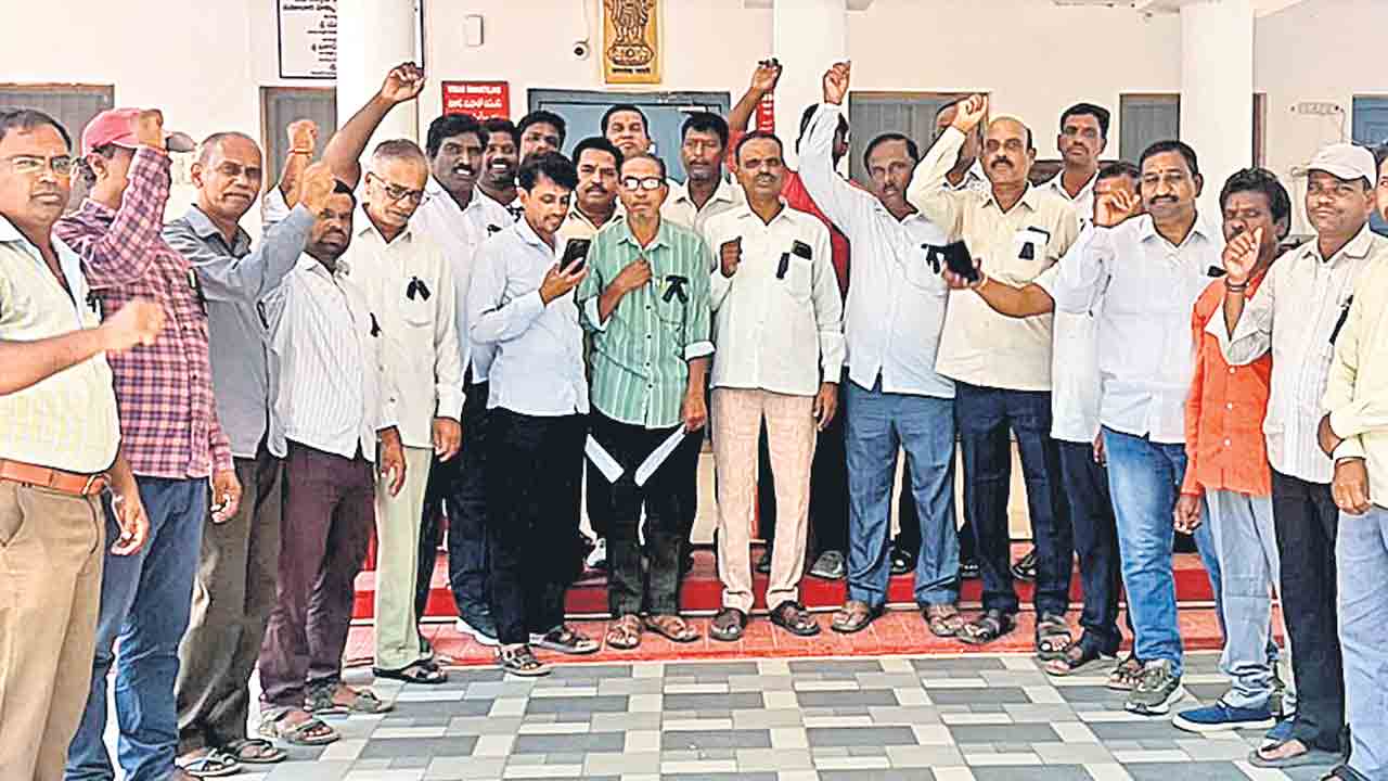 టిప్పర్ల యజమానులపై చర్యలు తీసుకోవాలి