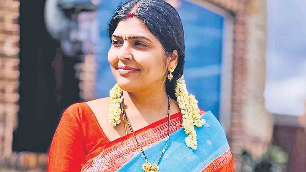 నల్ల పాము నేపథ్యంలో ఫణి