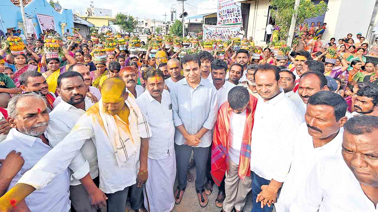 రాజన్న సిరిసిల్ల జిల్లా ముస్తాబాద్‌ మండలం ఆవునూర్‌లో బోనాలు తీస్తున్న రజక సంఘం మహిళలు, పాల్గొన్న బీఆర్‌ఎస్‌ వర్కింగ్‌ ప్రెసిడెంట్‌ కేటీఆర్‌