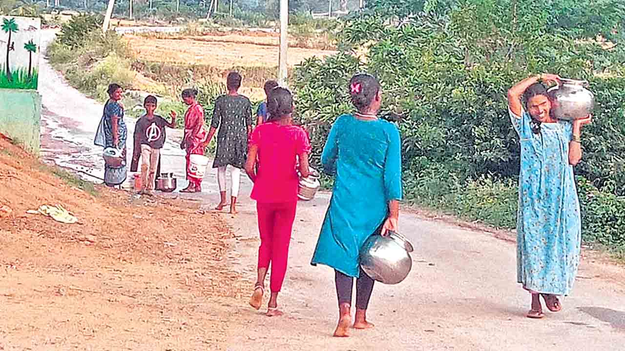 Drinking Water | పనిచేయని బోర్లు.. ఎర్రగొల్లపహాడ్‌లో రెండు రోజులుగా తాగునీటికి తిప్పలు