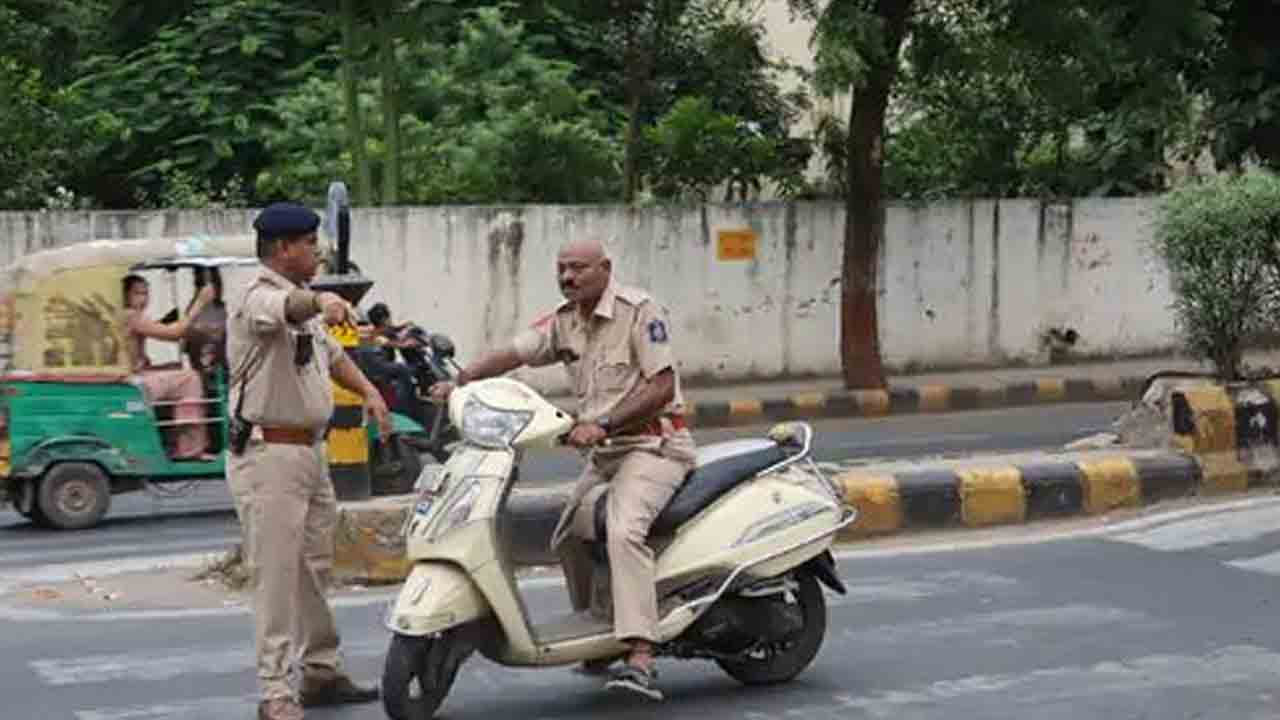 ట్రాఫిక్‌రూల్స్‌ పాటించని పోలీసులు!