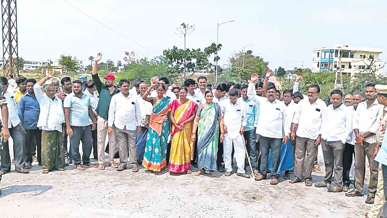 ఫ్లైఓవర్‌ కోసం బైపాస్‌ ఎక్కిన ప్రజలు