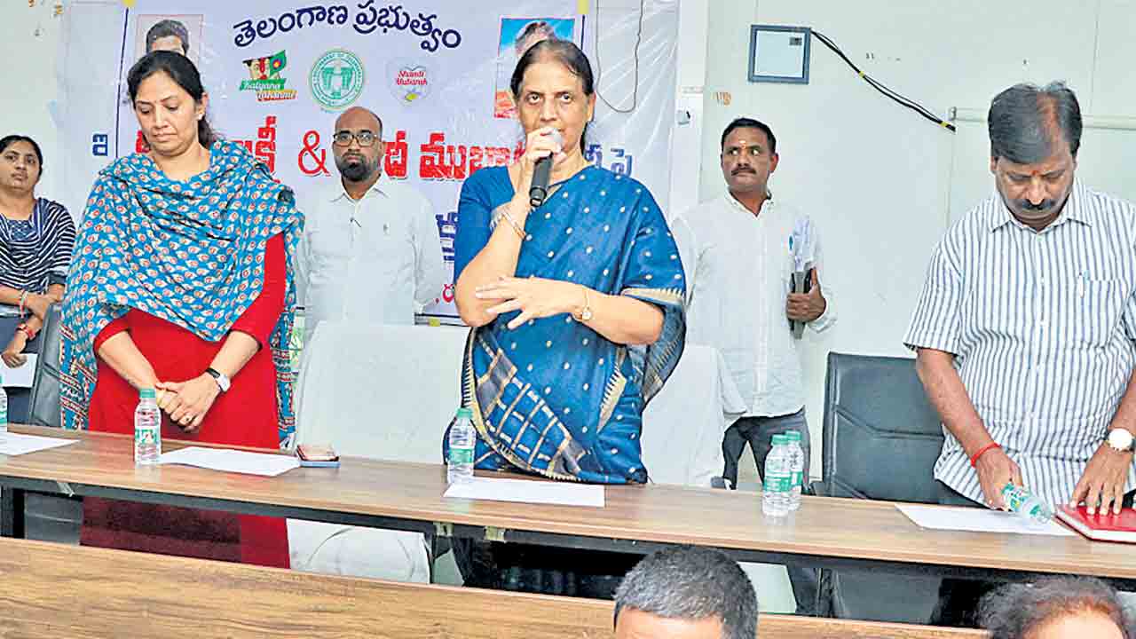 తులం బంగారమేది.. మాజీ మంత్రి సబితా ఇంద్రారెడ్డి