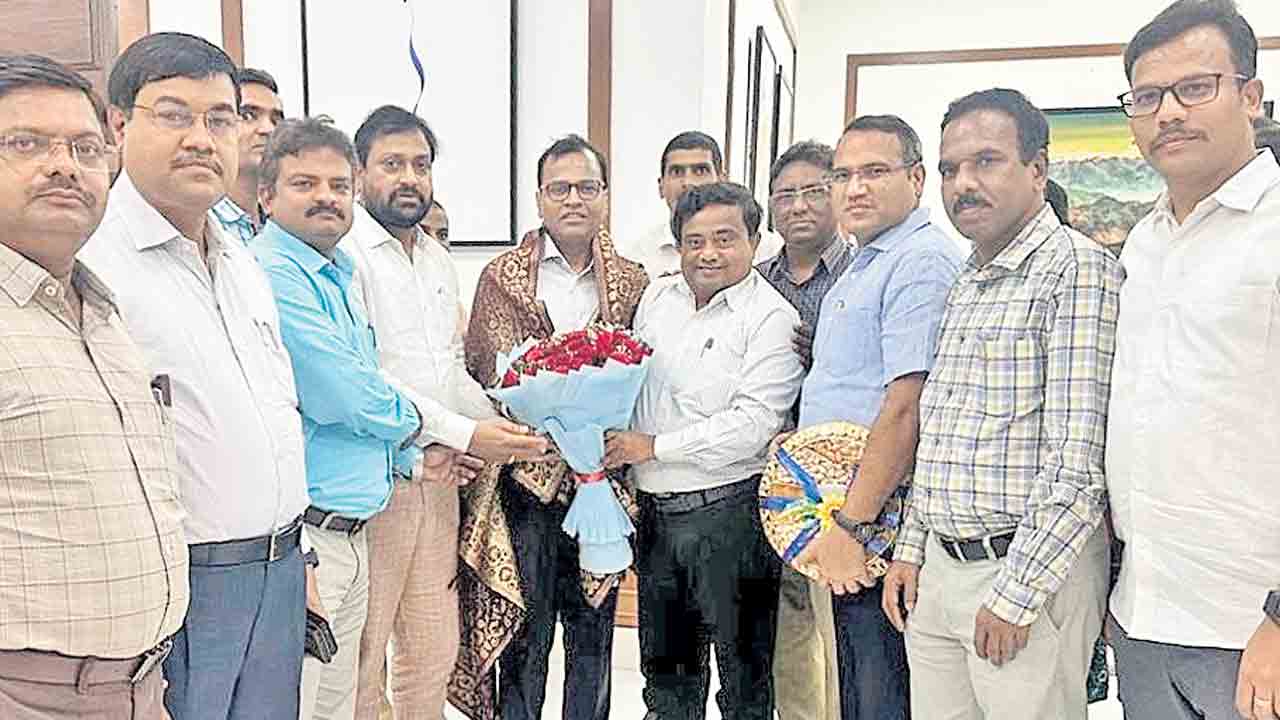 సీఎస్‌కు అధికారుల శుభాకాంక్షలు